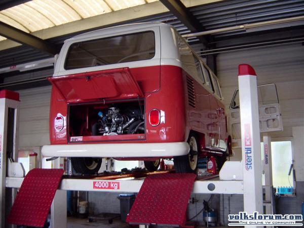 bus in de werkplaats