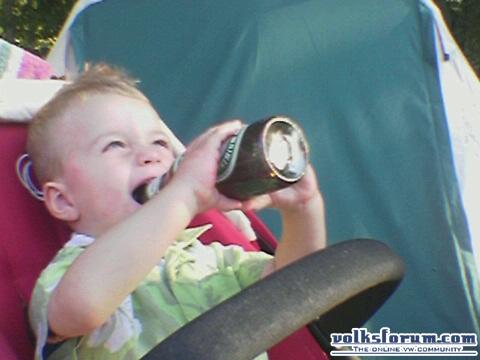 Hij word met de fles groot gebracht :)